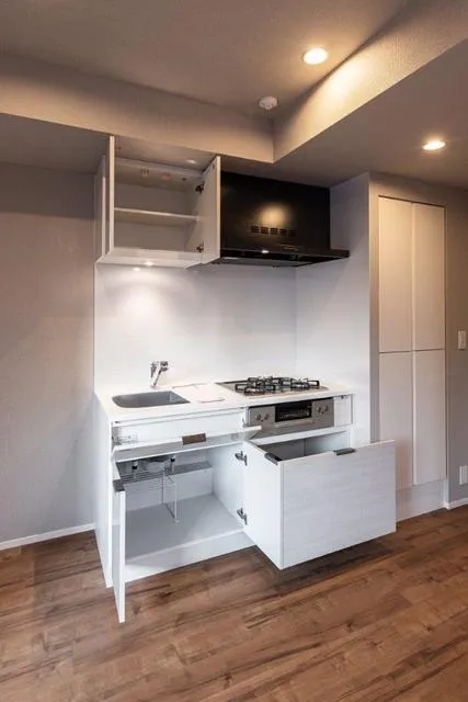 La Perla Takanawa - Interior - ["Cabinetry", "Countertop", "Kitchen stove"]