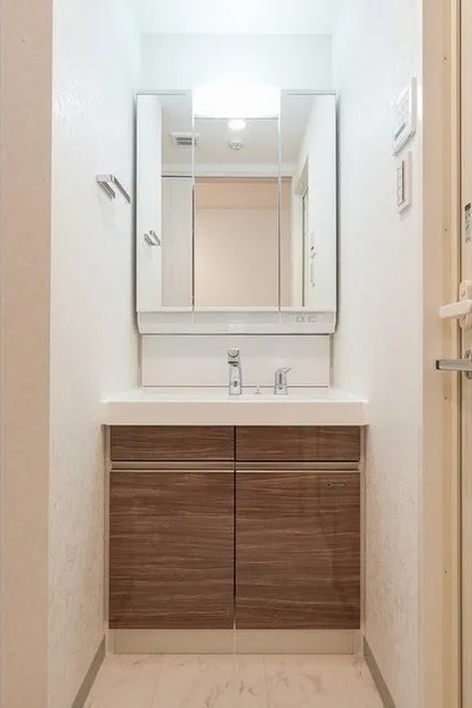Comforia Liv Bunkyo Gokokuji - Interior - ["Flooring", "Floor", "Bathroom cabinet"]