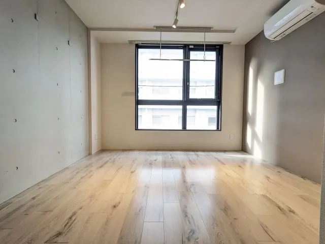 Regaland Meguro - Interior - ["Window", "Building", "Fixture"]