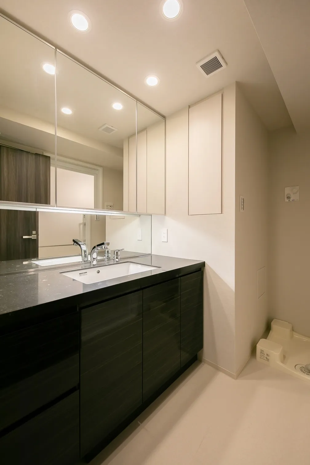 Doue Waseda - Interior - ["Tap", "Cabinetry", "Countertop"]