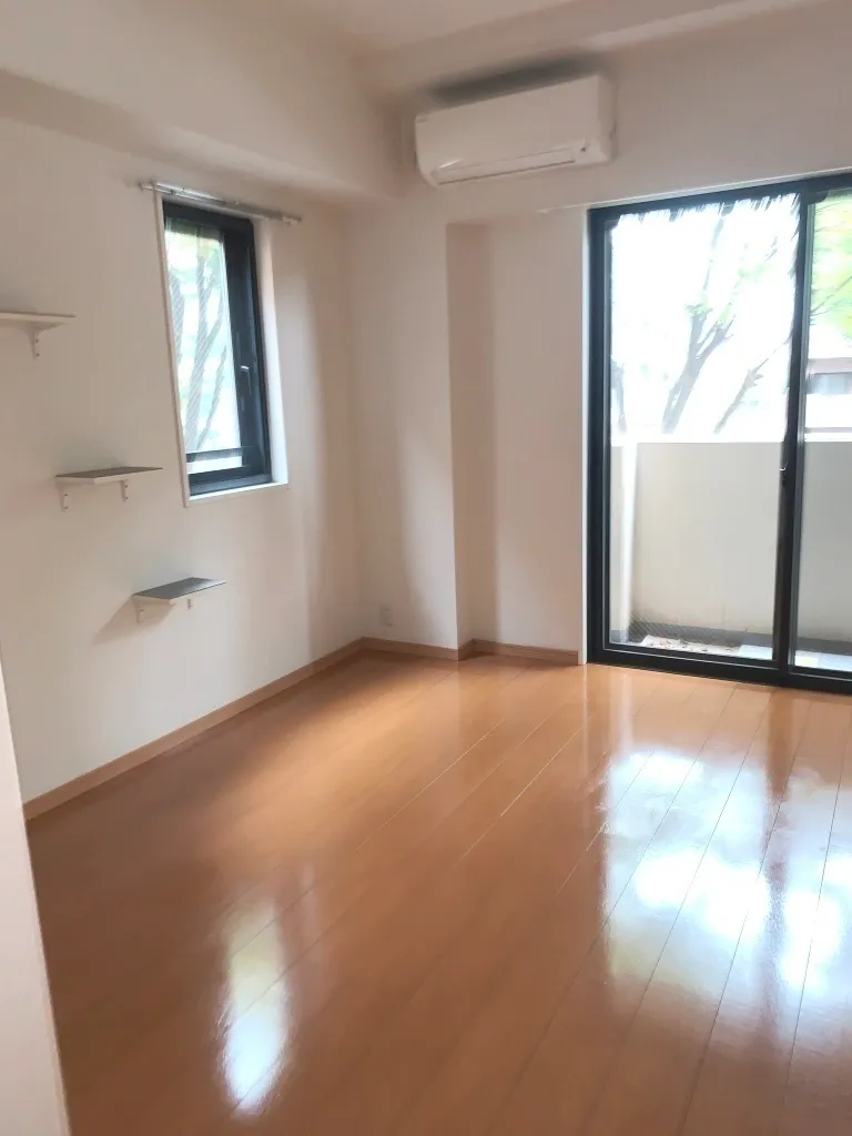 Pacific Court Meguro Minami - Interior - ["Wood", "Flooring", "Floor"]