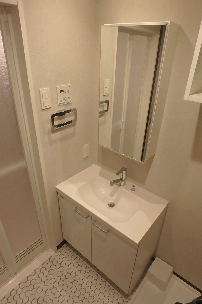 Open Bloom Higashimukojima - Interior - ["Mirror", "Tap", "Bathroom sink"]
