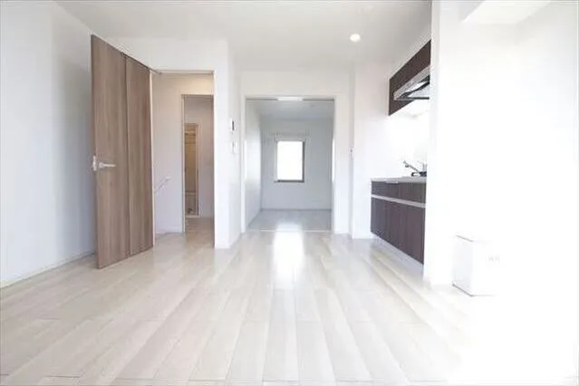 Me - Interior - ["Building", "Wood", "Window"]
