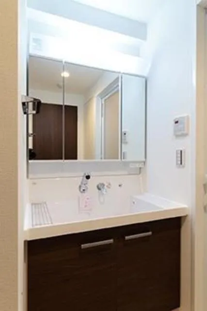 Moana Kinshi Park - Interior - ["Mirror", "Bathroom cabinet", "Tap"]