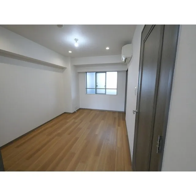 LOOP-M - Interior - ["Window", "Building", "Fixture"]