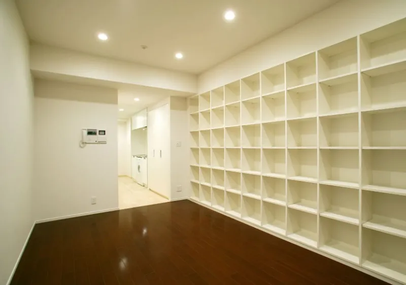 Castalia Azabujuban Shichimensaka - Interior - ["Flooring", "Shelving", "Ceiling"]