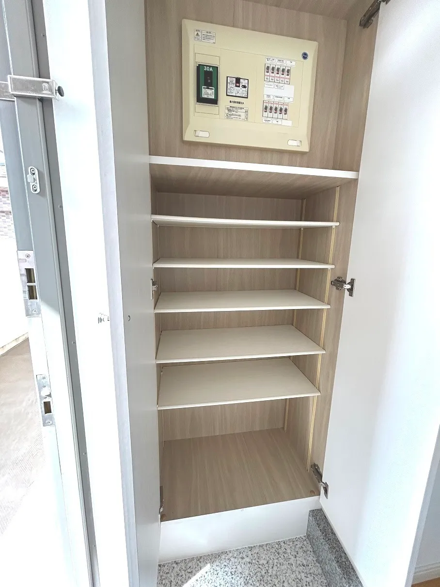 Prospect Monzennakacho - Interior - ["Shelving", "Shelf", "Fixture"]