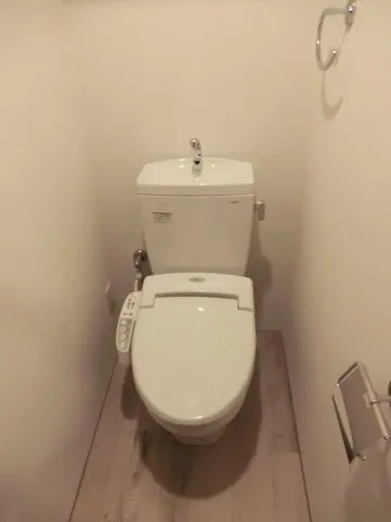 Regaland Meguro - Interior - ["Toilet seat", "Toilet", "Plumbing fixture"]
