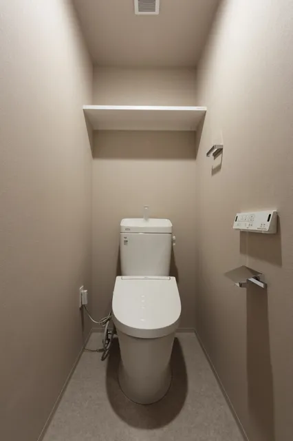 El Sereno Yokohama - Interior - ["Toilet seat", "Toilet", "Plumbing fixture"]