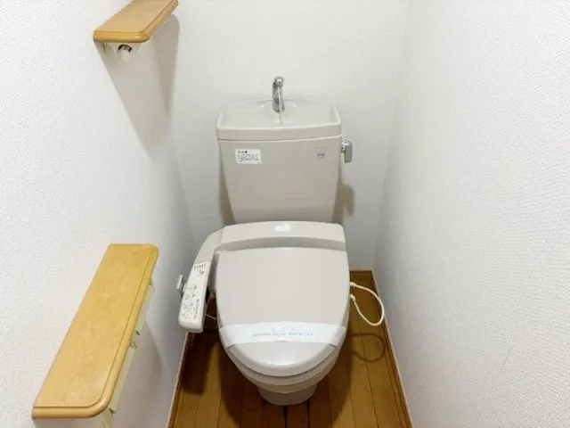 Louvre Nogata 3rd Building - Interior - ["Toilet seat", "Toilet", "Plumbing fixture"]