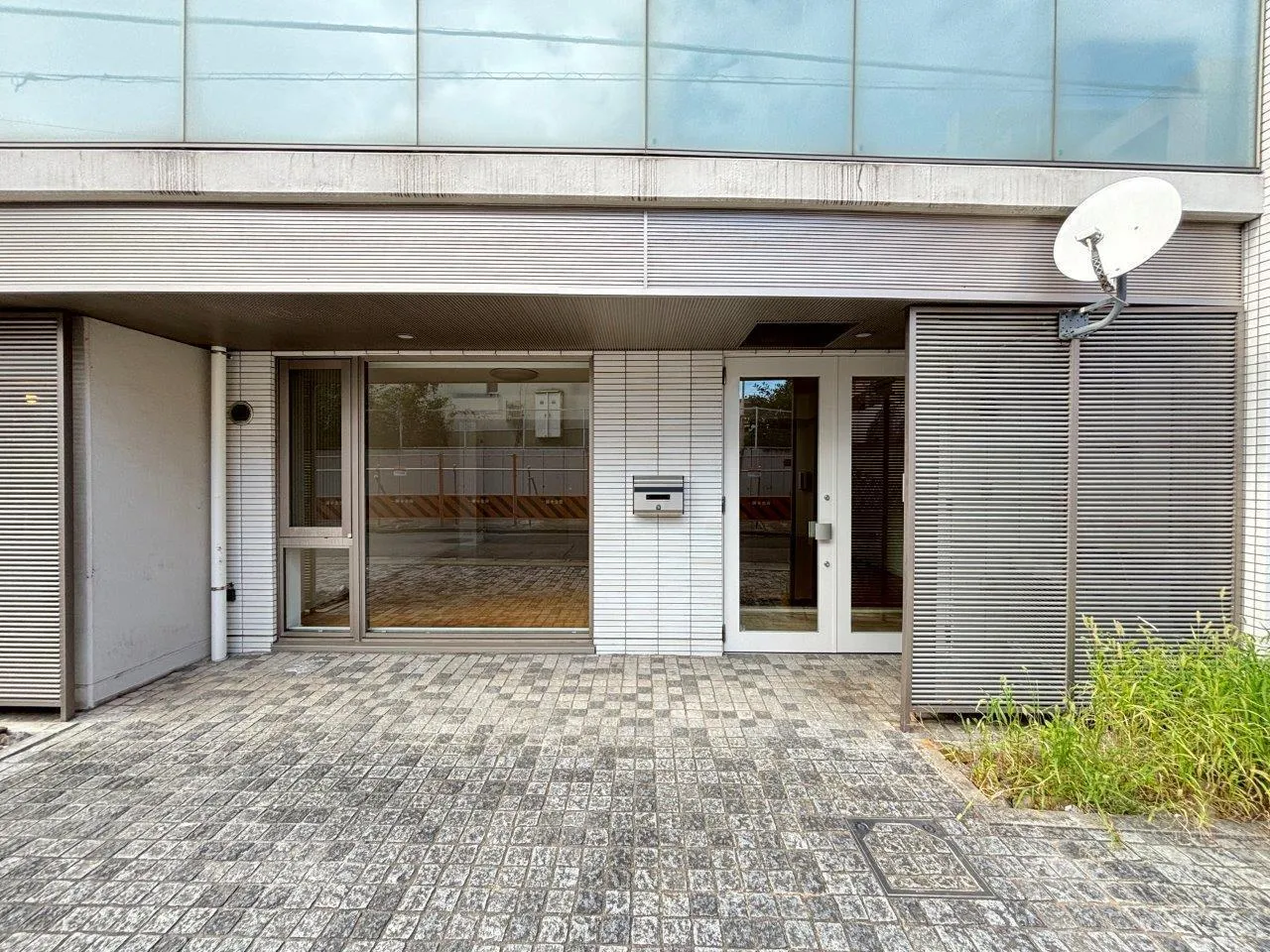 Storia Jingumae - Exterior - ["Building", "Door", "Road surface"]