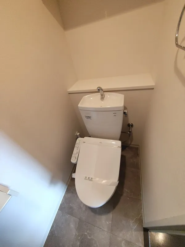 Prince Estimaison - Interior - ["Toilet seat", "Toilet", "Plumbing fixture"]