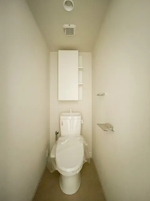 Royal Parks Shinagawa - Interior - ["Toilet seat", "Wall", "Toilet"]