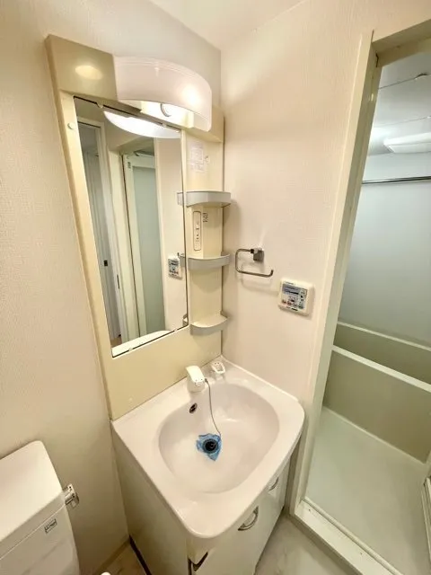 Residia Toranomon - Interior - ["Mirror", "Bathroom sink", "Plumbing fixture"]