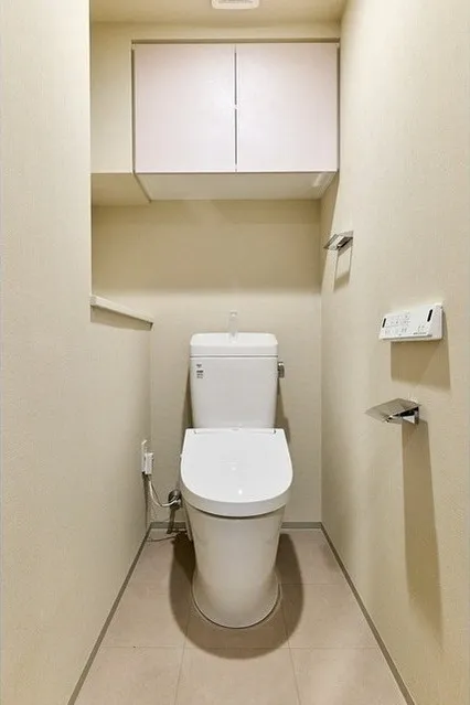 Lefon Progres Akabane Marks - Interior - ["Toilet seat", "Toilet", "Plumbing fixture"]