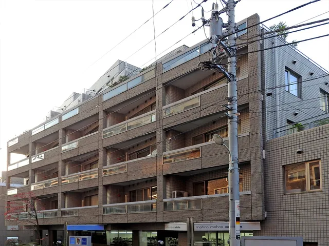H&M Minami Aoyama EAST - Exterior - []