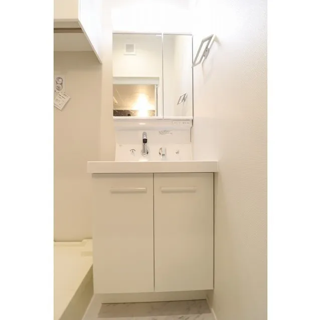 Bonnur Allamanda - Interior - ["Mirror", "Tap", "Cabinetry"]