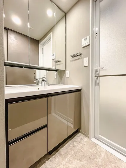 Royal Parks Ariake - Interior - ["Interior design", "Flooring", "Bathroom cabinet"]