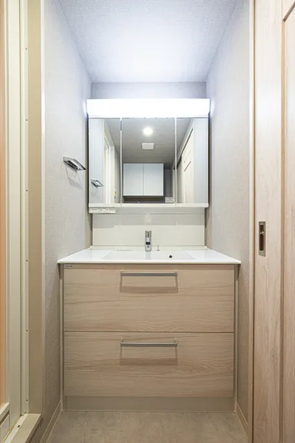 Comforia Nishiogikita - Interior - ["Mirror", "Cabinetry", "Furniture"]