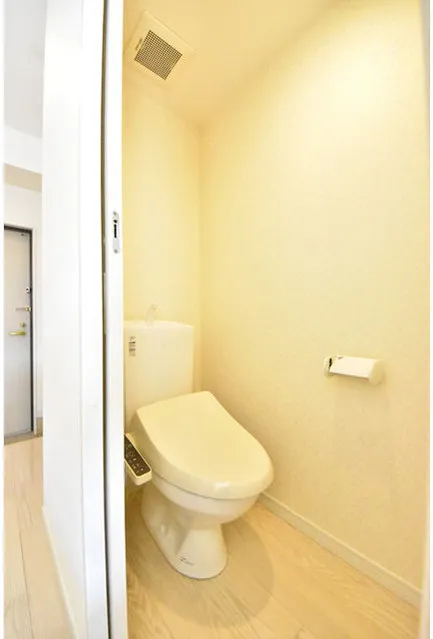 Ravient Asakusa Kototoi - Interior - ["Toilet seat", "Toilet", "Flooring"]