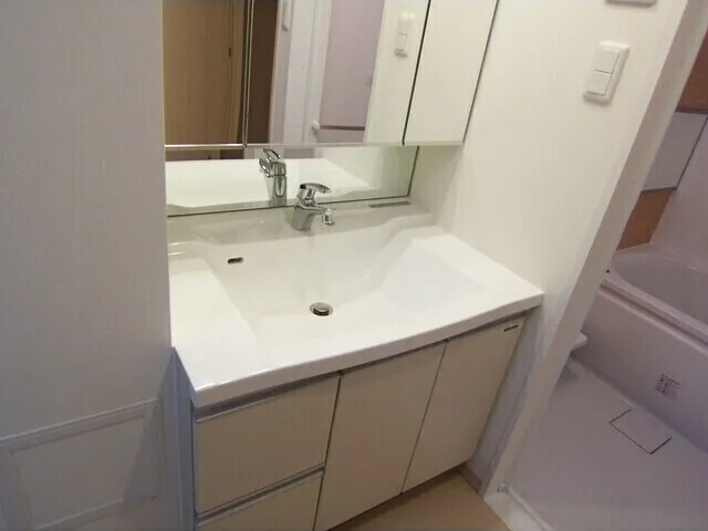 Soalanome Himonya - Interior - ["Brown", "Bathroom cabinet", "Sink"]