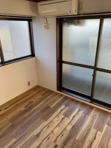 King Building - Interior - ["Window", "Property", "Fixture"]