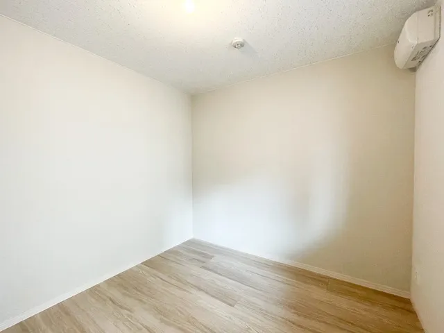 Preasvelta Minowa - Interior - ["Flooring", "Floor", "Wall"]