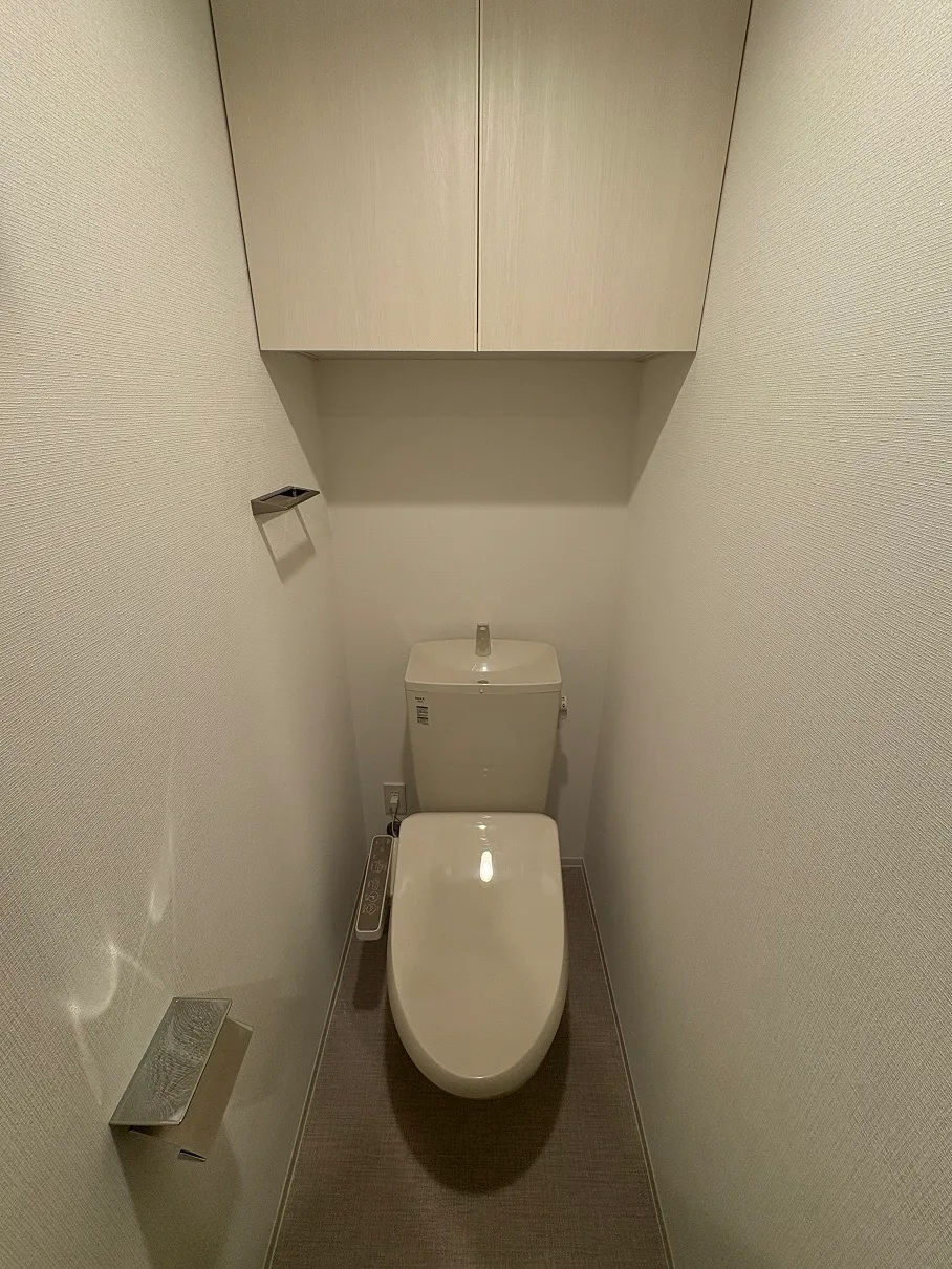 Gran Casa Sumiyoshi III - Interior - ["Toilet seat", "Toilet", "Flooring"]