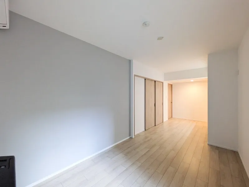 HJ Crown I - Interior - ["Flooring", "Floor", "Wall"]