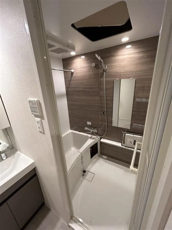 Eslead Residence Osaka Tanimachi The Marks - Interior - ["Flooring", "Plumbing fixture", "Floor"]