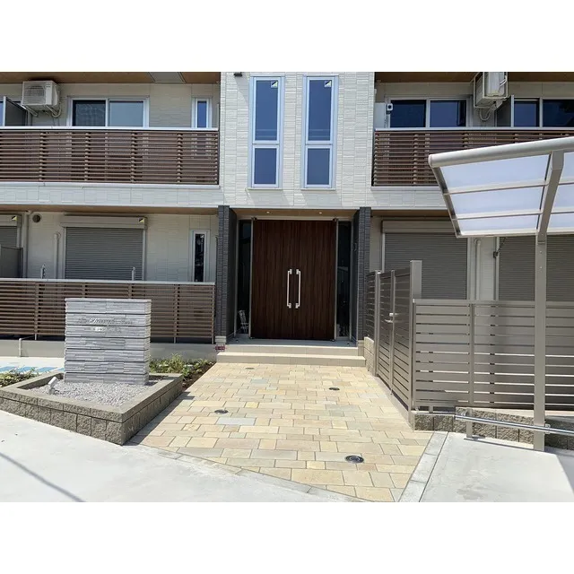 Le Chamveil - Exterior - ["Window", "Building", "Garage door"]