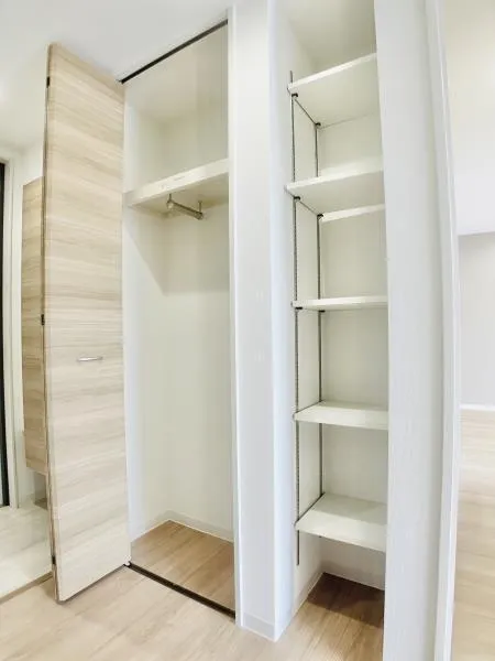 KOMFORTA Shin-Nakano - Interior - ["Bookcase", "Shelf", "Wood"]