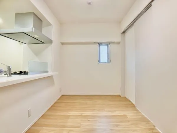 PREMIUM CUBE Ueno - Interior - ["Property", "Building", "Window"]