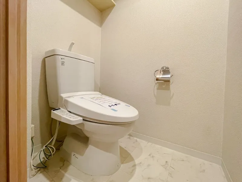 Castalia Hatsudai - Interior - ["Toilet seat", "Toilet", "Plumbing fixture"]