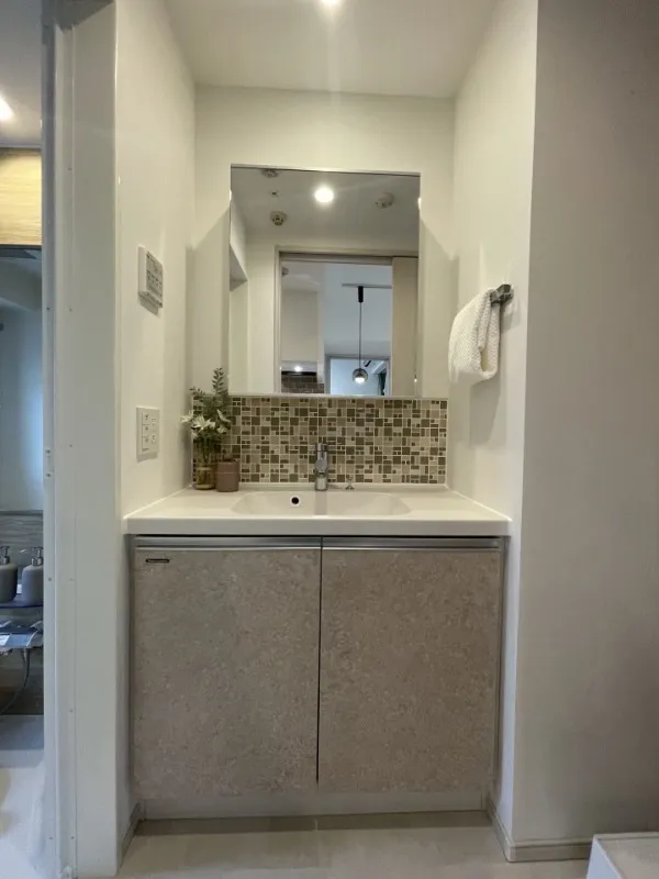 Crevia Rigze Kamata Nishi - Interior - ["Plumbing fixture", "Flooring", "Bathroom Sink"]