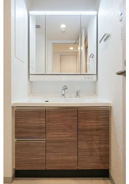Comforia Liv Bunkyo Gokokuji - Interior - ["Bathroom Sink", "Bathroom cabinet", "Flooring"]