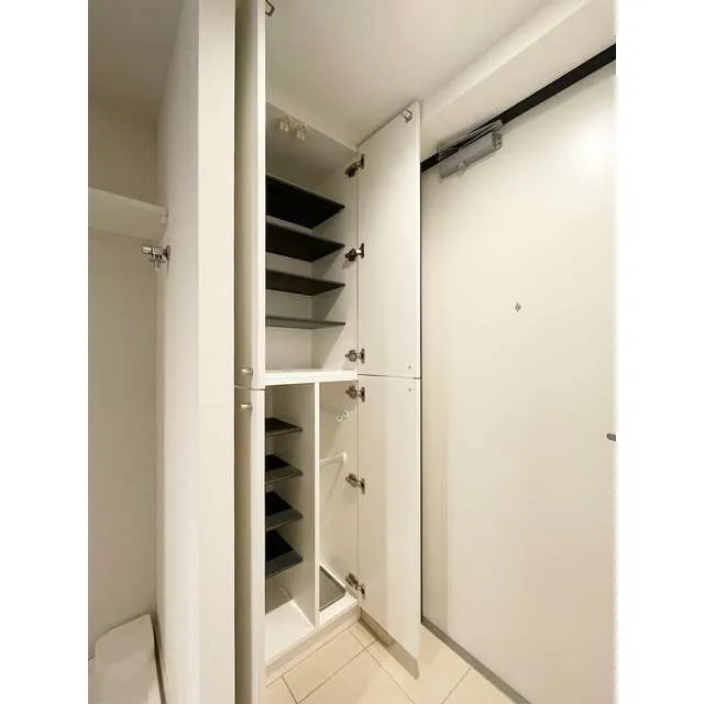Grand Flat Sakurashinmachi - Interior - ["Building", "Fixture", "House"]