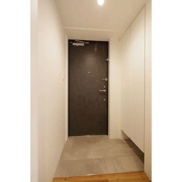 Zinnia Fudomae - Interior - ["Door", "Building", "Fixture"]