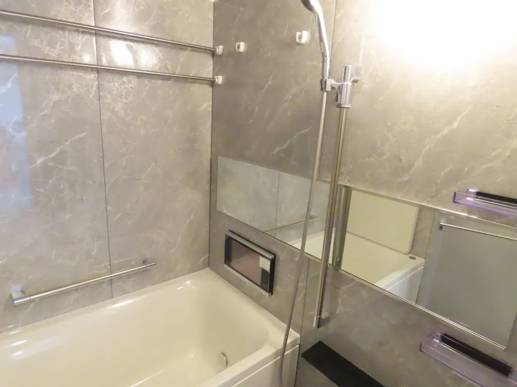 Orchid Residence Morishita - Interior - ["Bathtub", "Property", "Plumbing fixture"]
