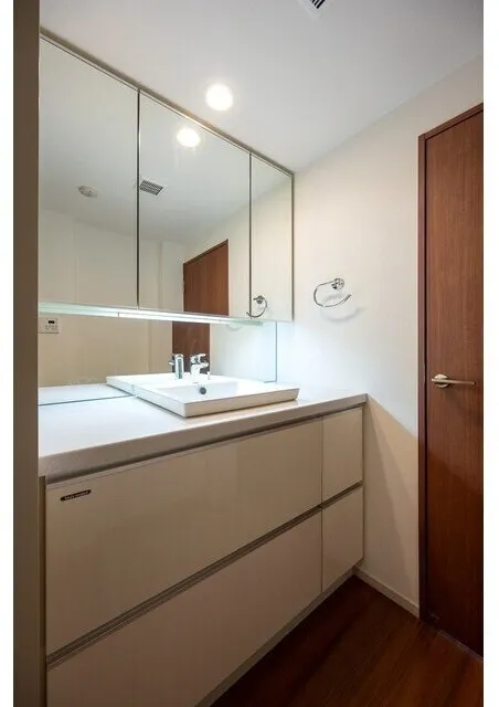 Comforia Ikebukuro DEUX - Interior - ["Cabinetry", "Mirror", "Countertop"]