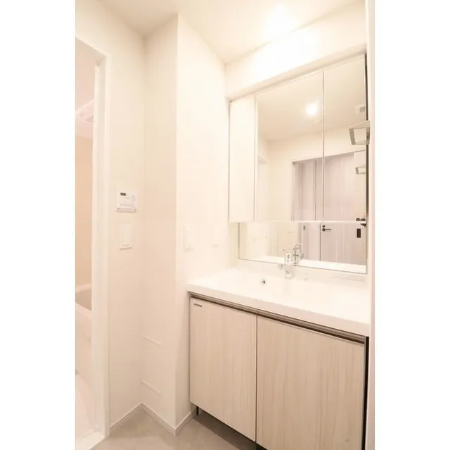 Primal Minowa - Interior - ["Mirror", "Tap", "Bathroom cabinet"]
