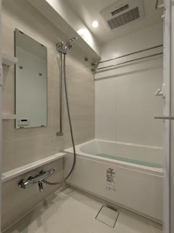 Asyl Court Itabashi Honcho - Interior - ["Plumbing fixture", "Shower head", "Window"]