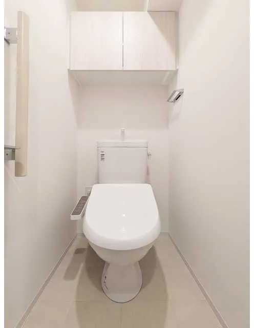 Comforia Liv Hirai MUTIO - Interior - ["Toilet seat", "Toilet", "Plumbing fixture"]