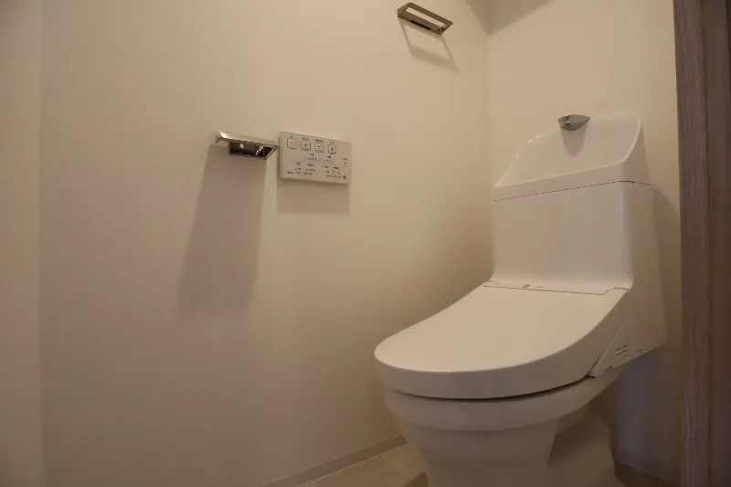 Ipse Hatsudai - Interior - ["Toilet seat", "Flooring", "Toilet"]
