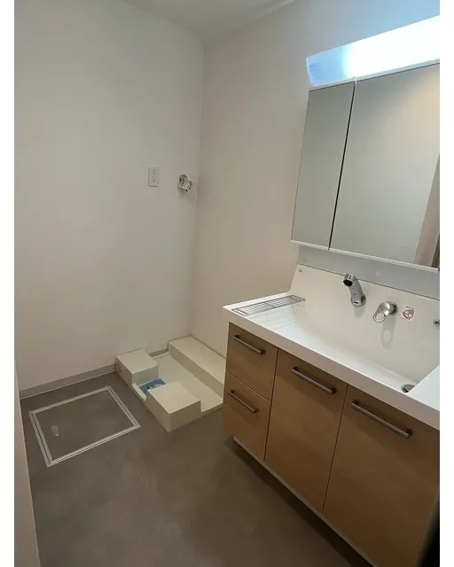 KANZE SHIBAURA RESIDENCE - Interior - ["Flooring", "Floor", "Bathroom Sink"]