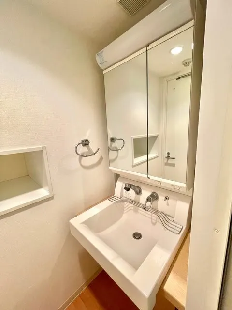 Residia Yoyogi Ⅱ - Interior - ["Mirror", "Tap", "Plumbing fixture"]