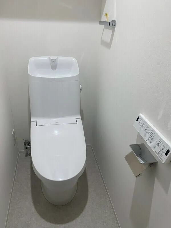 ALATO Morishita II - Interior - ["Toilet seat", "Toilet", "Plumbing fixture"]