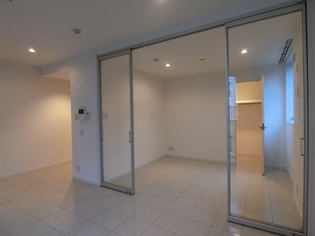 Doue Yoyogi - Interior - ["Door", "Fixture", "Interior design"]
