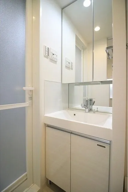 Comforia Fudomae - Interior - ["Mirror", "Tap", "Sink"]