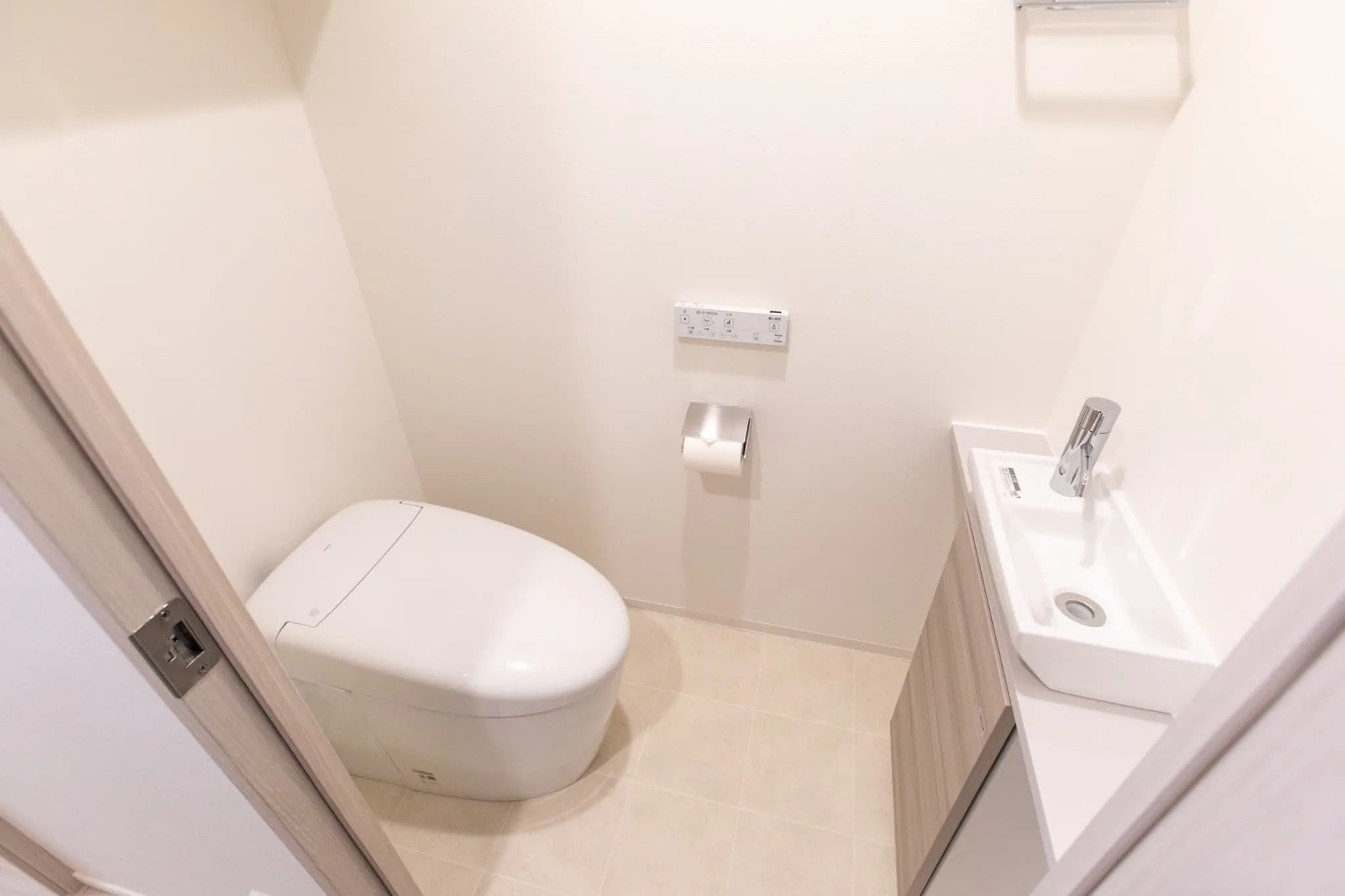 Hmlet Temma doshin - Interior - ["Toilet seat", "Plumbing fixture", "Bathroom"]